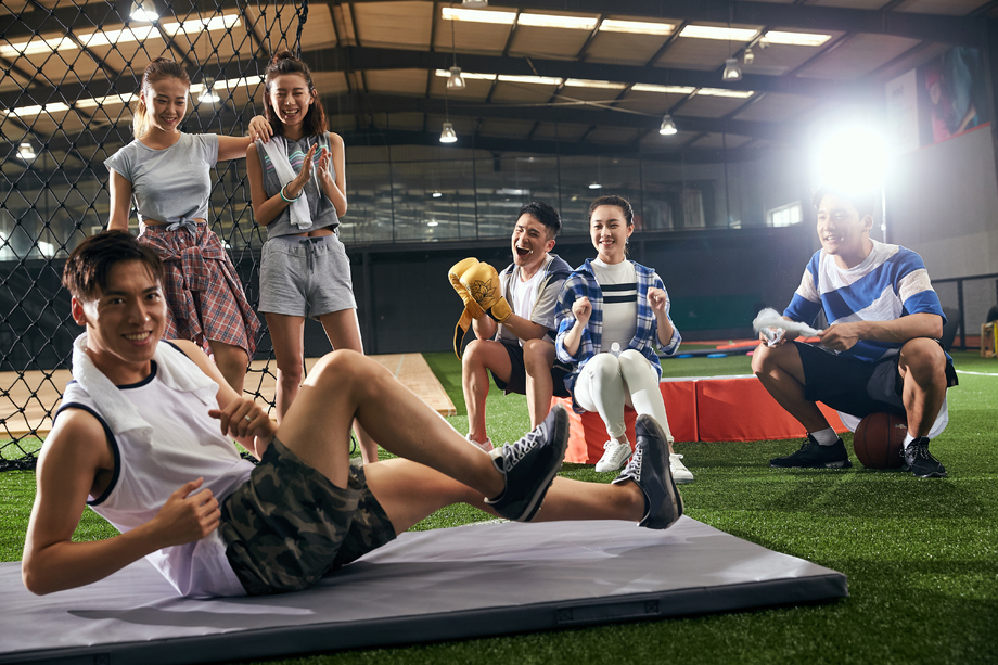 青年男女热身运动 青年男女热身运动