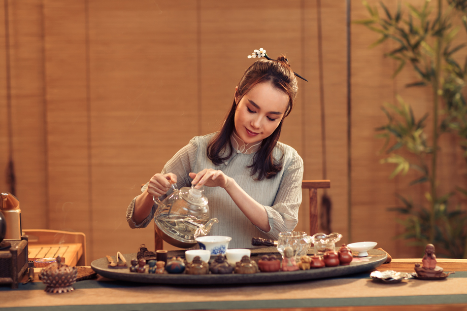 青年女人展示茶艺图片