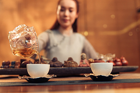 青年女人展示茶艺照片