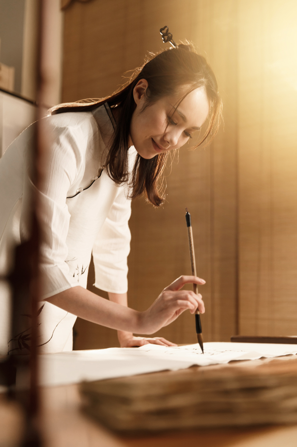 青年女人在练习书法 青年女人在练习书法
