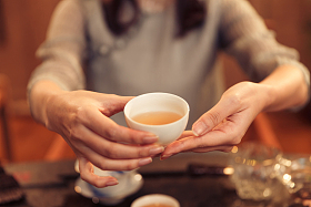 青年女人展示茶艺