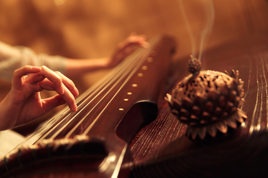 青年女人弹七弦琴图片 青年女人弹七弦琴图片