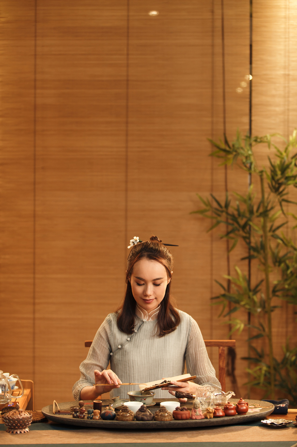 青年女人展示茶艺图片