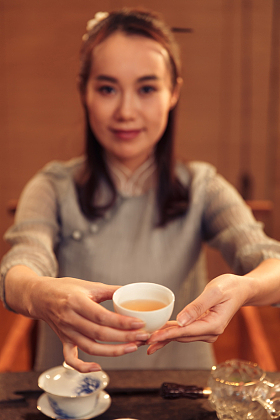 青年女人展示茶艺图片