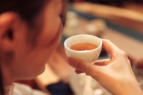 青年女人喝茶图片