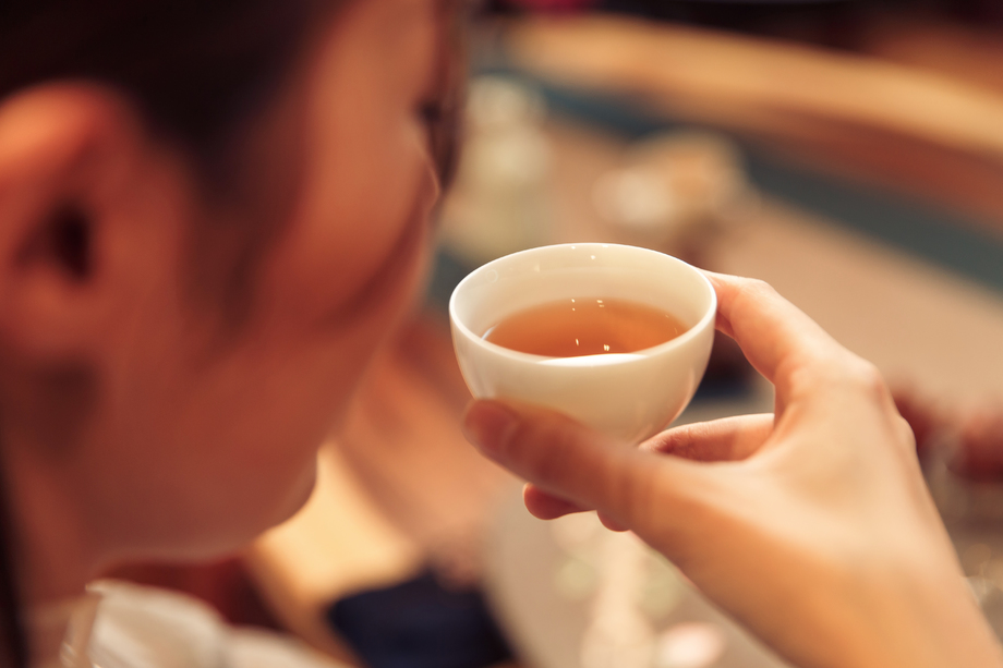 青年女人喝茶图片