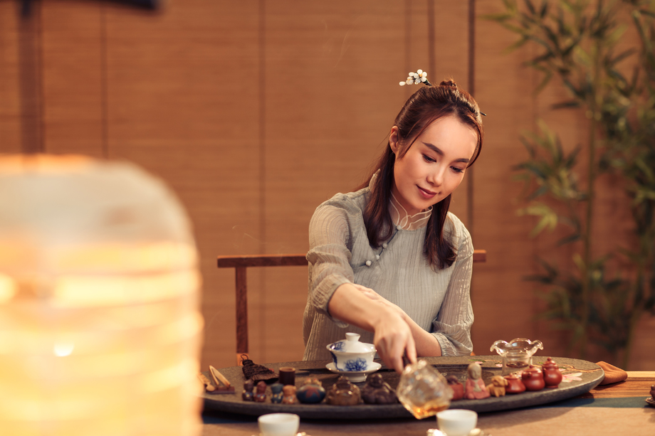 青年女人展示茶艺 青年女人展示茶艺