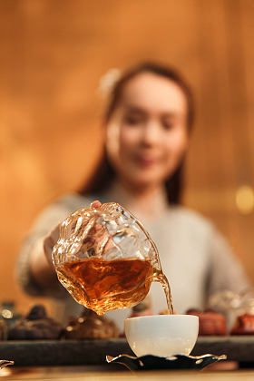 青年女人展示茶艺图片