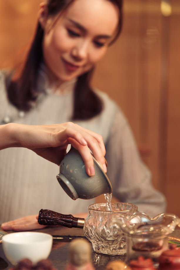 青年女人展示茶艺照片