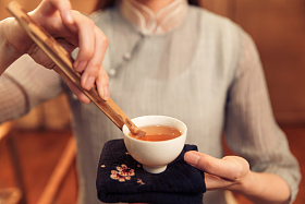 青年女人展示茶艺图片