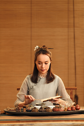 青年女人展示茶艺图片