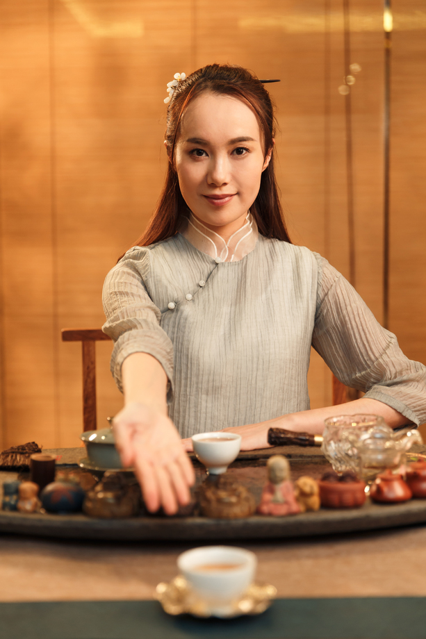 青年女人展示茶艺 青年女人展示茶艺