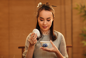 青年女人喝茶图片