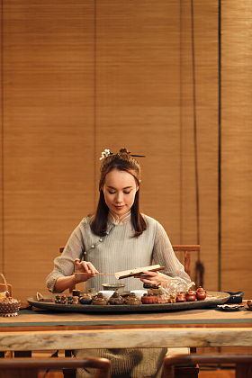 青年女人展示茶艺