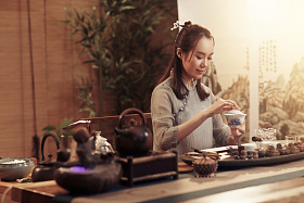 青年女人展示茶艺照片