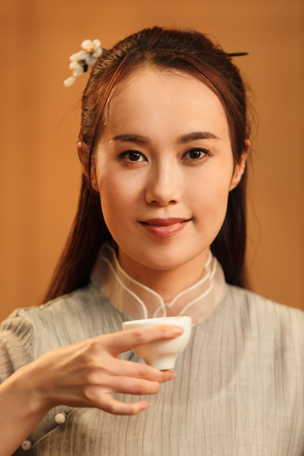 青年女人喝茶图片