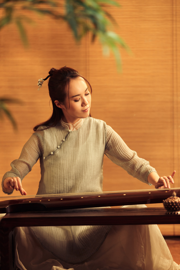 青年女人弹七弦琴图片
