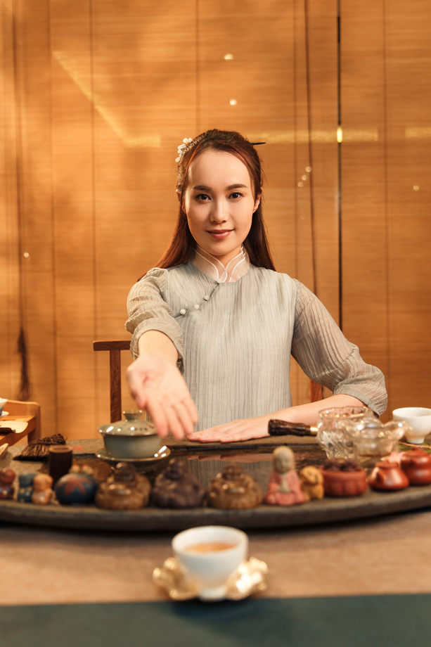 青年女人展示茶艺 青年女人展示茶艺