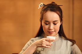 青年女人喝茶照片