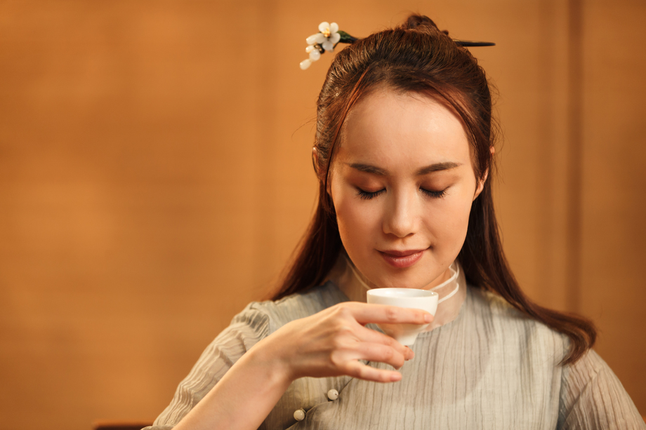 青年女人喝茶照片