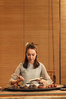 青年女人展示茶艺图片