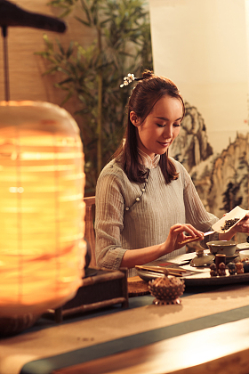 青年女人展示茶艺照片