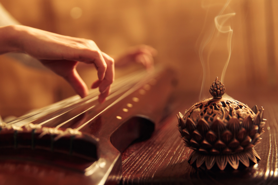 青年女人弹七弦琴 青年女人弹七弦琴