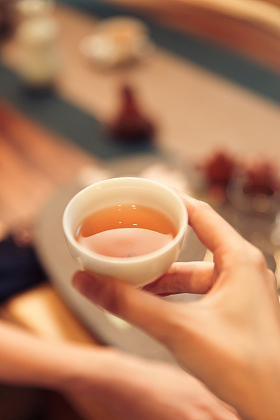 青年女人喝茶照片