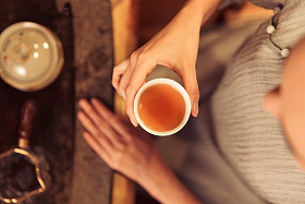 青年女人喝茶图片