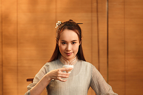 青年女人喝茶图片