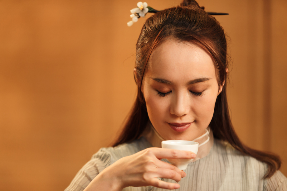 青年女人喝茶图片