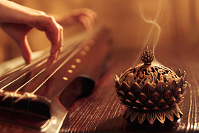 青年女人弹七弦琴照片