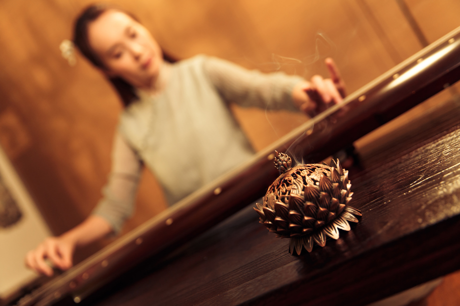 青年女人弹七弦琴图片 青年女人弹七弦琴图片