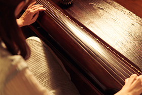 青年女人弹七弦琴图片