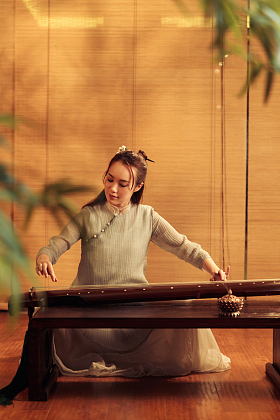 青年女人弹七弦琴图片