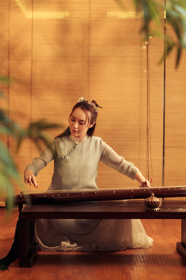 青年女人弹七弦琴图片 青年女人弹七弦琴图片