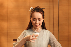 青年女人喝茶照片