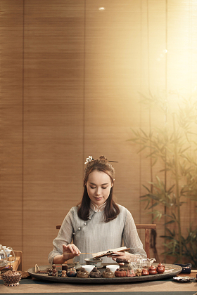 青年女人展示茶艺