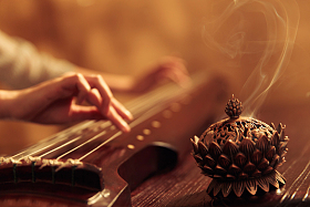 青年女人弹七弦琴图片