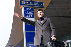 商务男人在机场打车照片