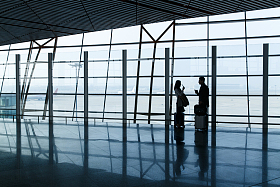 商务男女在机场图片