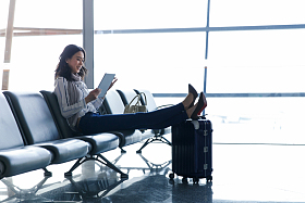 商务女人在候机厅图片