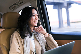 商务女人坐在汽车后座图片