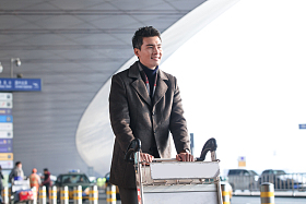 商务男人在机场照片