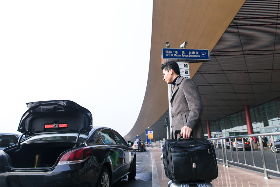 商务男人在机场打车图片 商务男人在机场打车图片