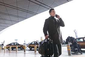 商务男人在机场打车图片