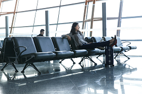 商务男女在候机大厅