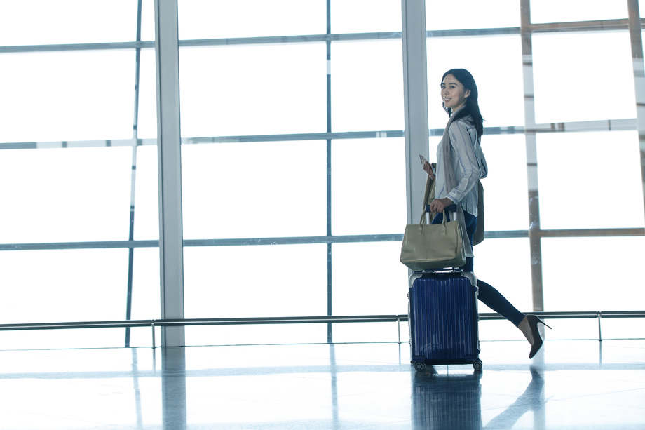 商务女人在候机厅