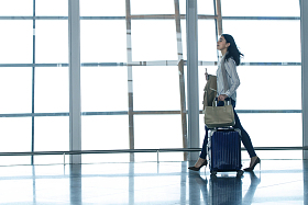 商务女人在候机厅图片