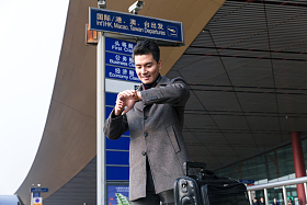 商务男人在机场打车图片